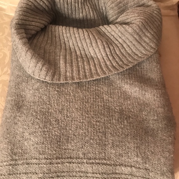 Beautiful cowl neck sweater - Picture 3 of 6